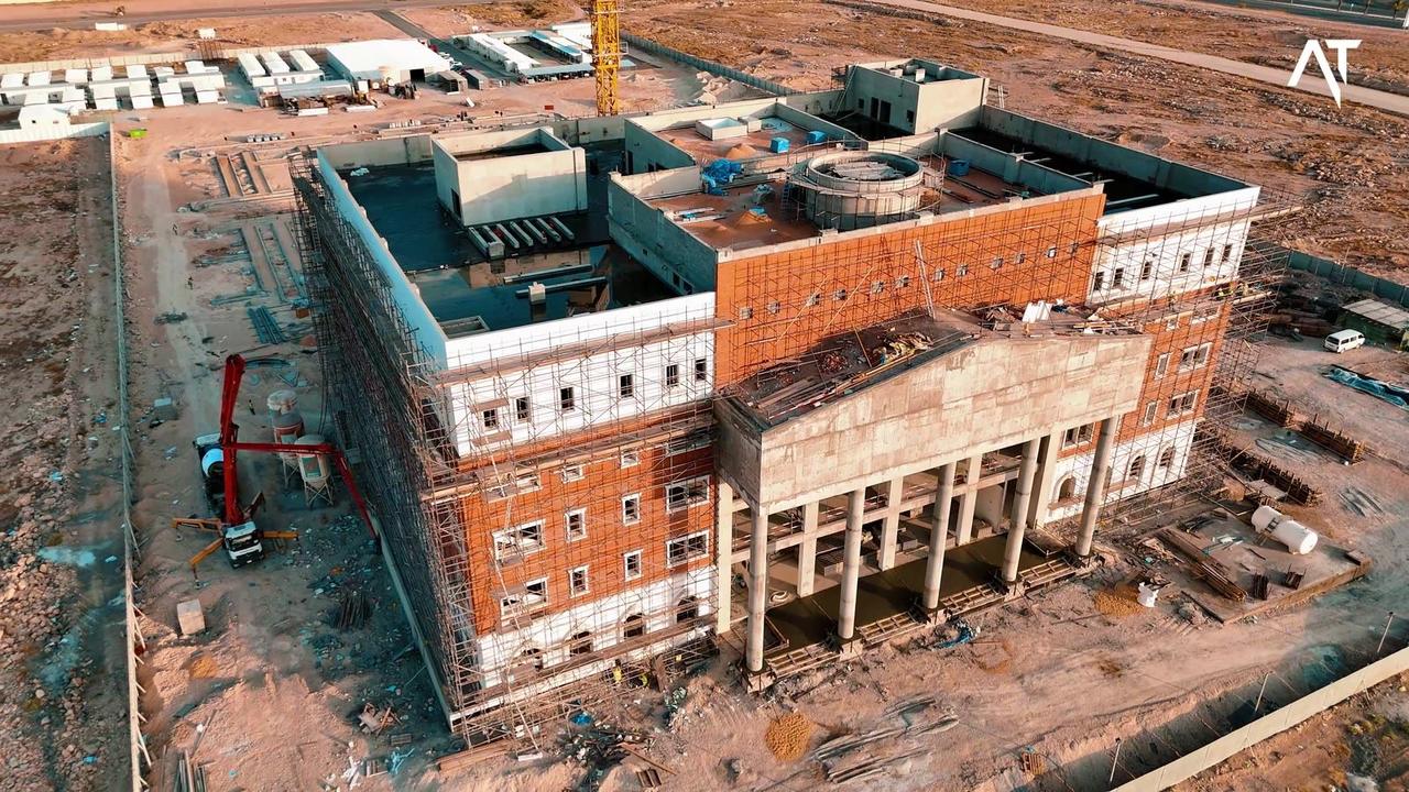 واجهة المستشفى أثناء البناء من الجو